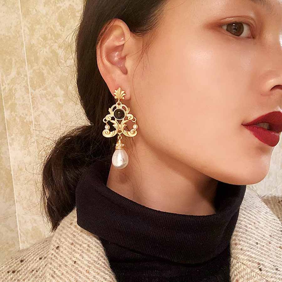 Vintage Collectible Figures - Retro Luxury Baroque Bride Earring For
